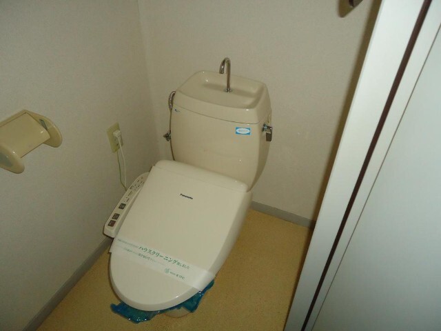 トイレ　同一物件、別部屋の写真です。