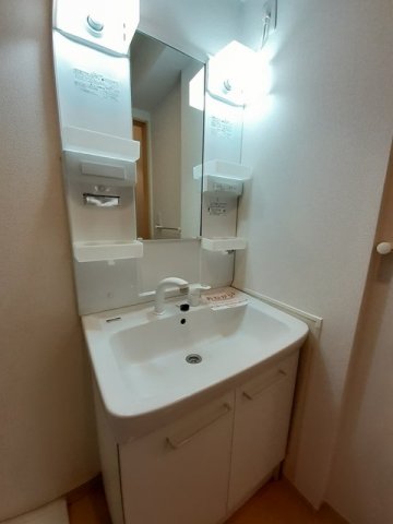 洗面設備　明るい洗面所です