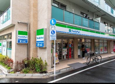 コンビニ　ファミリーマート 椎名町駅南口店（コンビニ）まで584m