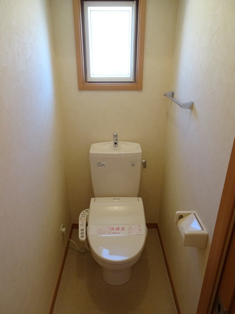 トイレ　※同タイプ参考写真（２０２号室には窓はありません）