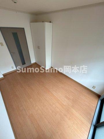 その他部屋・スペース　落ち着いた色調の寝室です