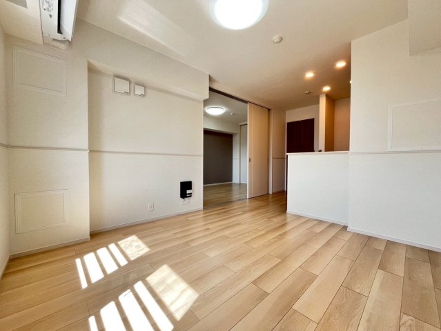 居室・リビング　別号室画像になります。