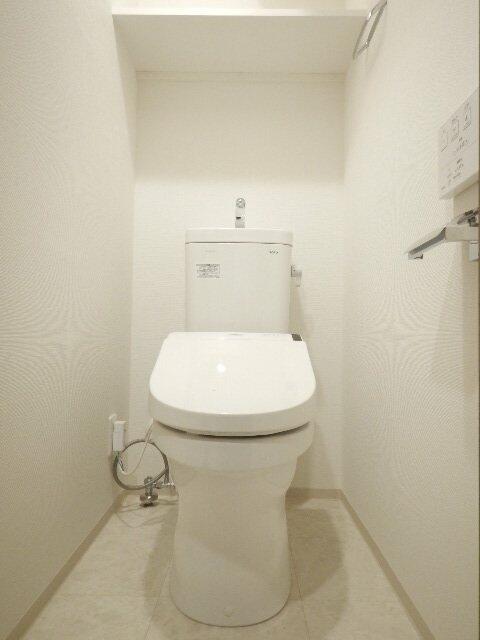トイレ　落ち着いた色調のトイレです