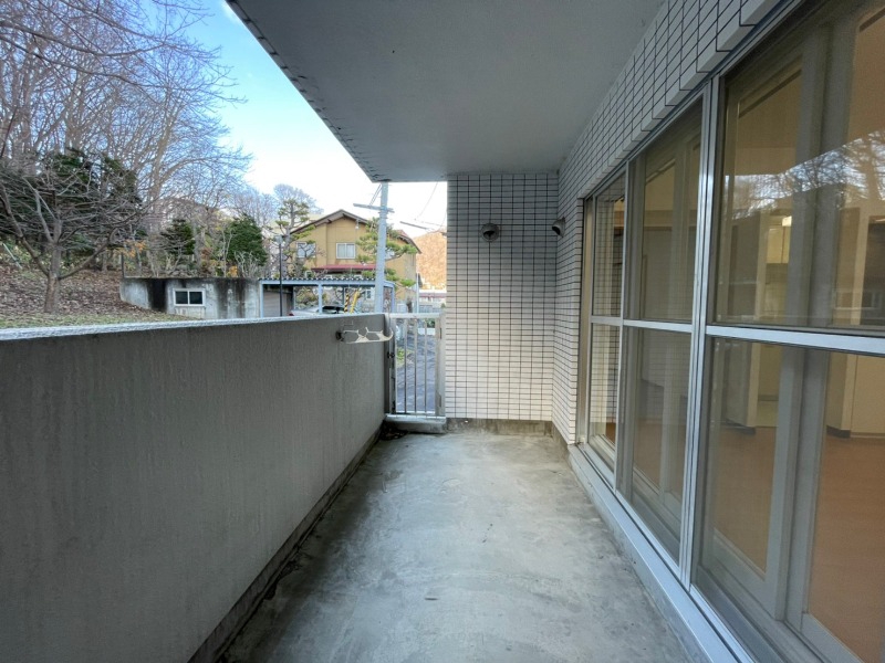 バルコニー　バルコニーは幅があり、広い印象を受けました。