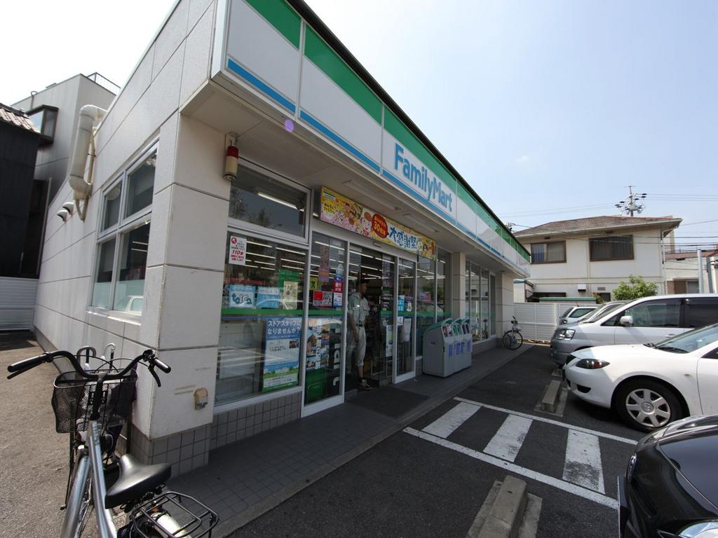 コンビニ　ファミリーマート 昭和安田通三丁目店 (コンビニ)（コンビニ）まで204m