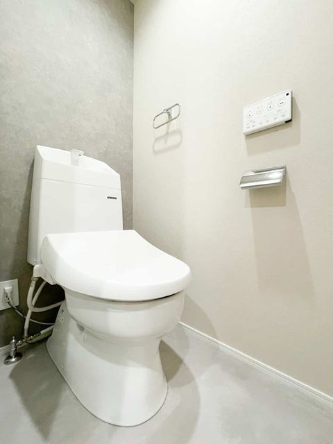 トイレ　落ち着いた色調のトイレです