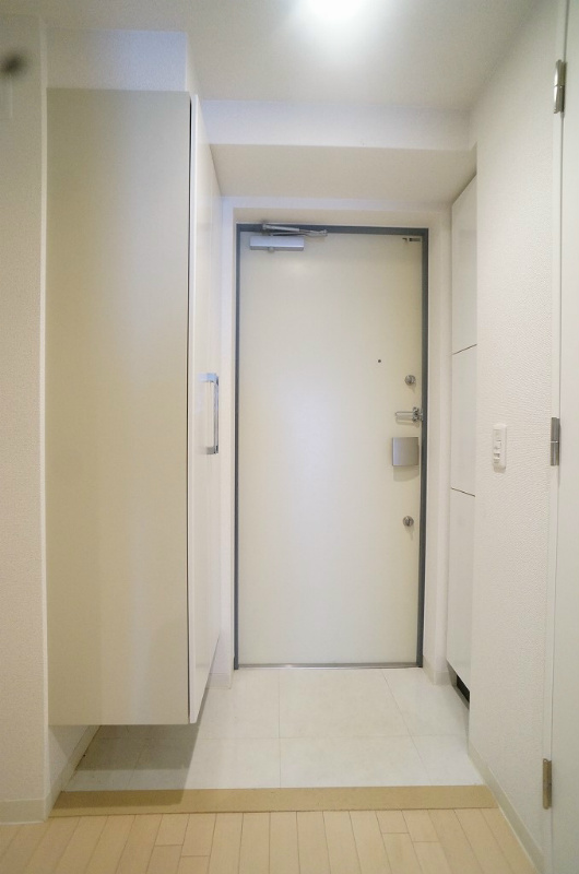玄関　玄関に２箇所の収納あり