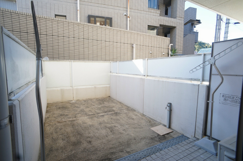 バルコニー　広々として専用庭です