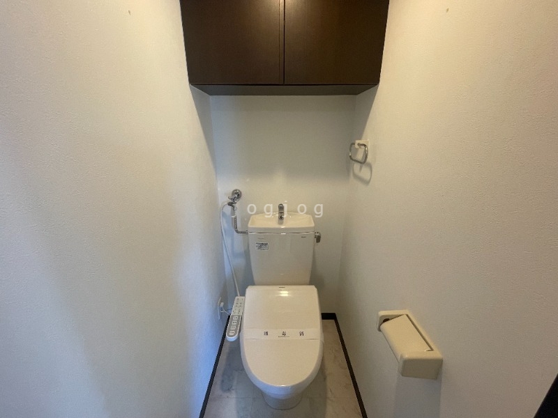 トイレ　嬉しい温水洗浄便座付きのトイレです。