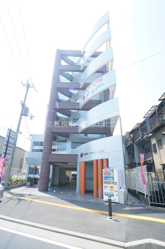 建物外観　一階が弊社管理事務所で突然のトラブル時でも安心です