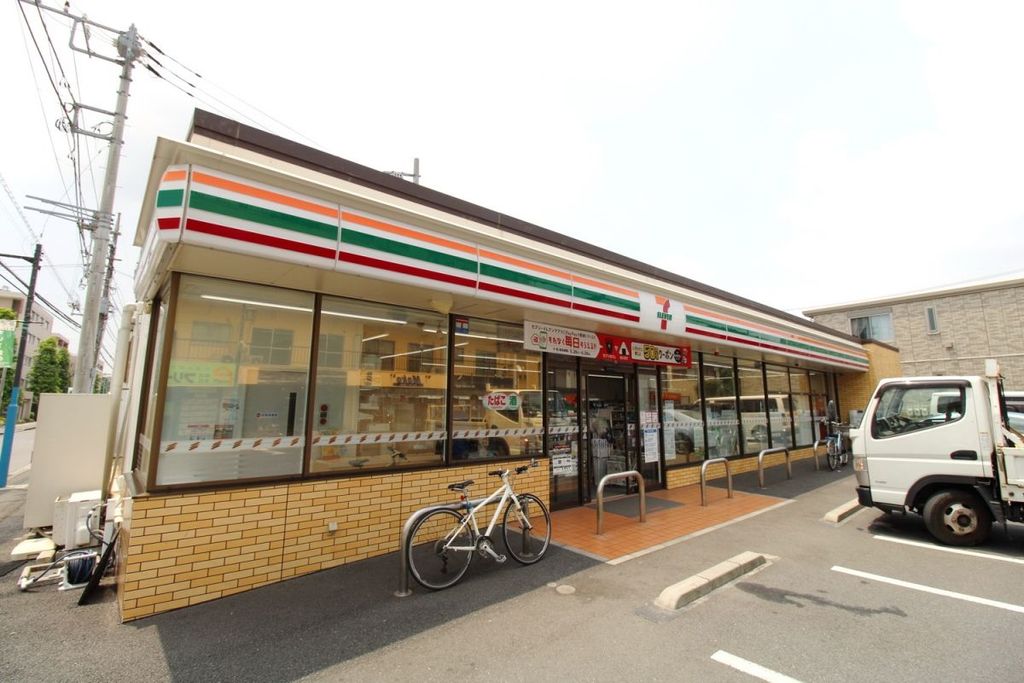 コンビニ　セブン-イレブン 横浜日吉本町４丁目店（コンビニ）まで60m