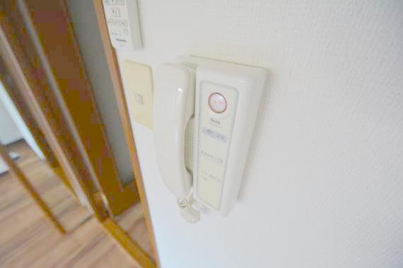 セキュリティ　インターホンで突然の来訪者を事前にチェック