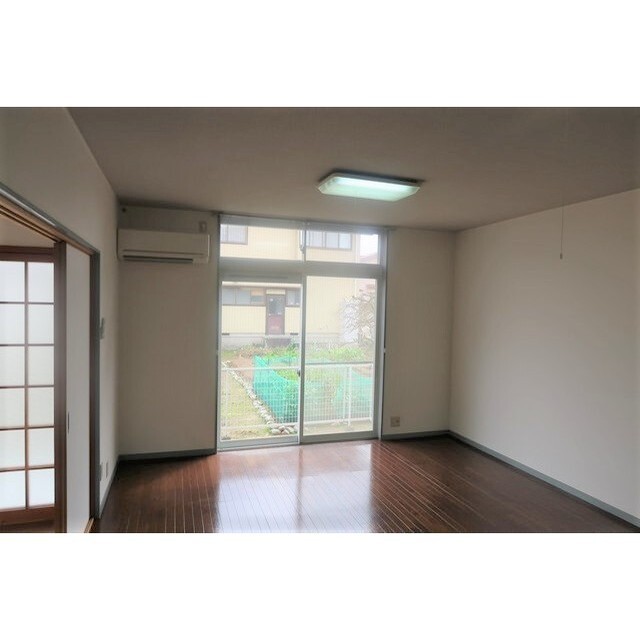メゾンアルーエの居間写真