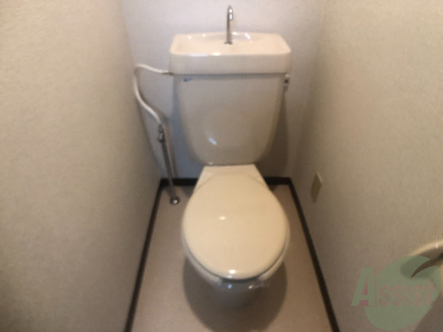 トイレ　トイレはシンプル。お手入れも簡単ですね。