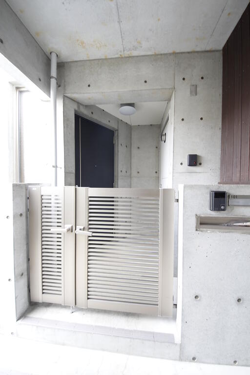 玄関　専用ポーチ付き