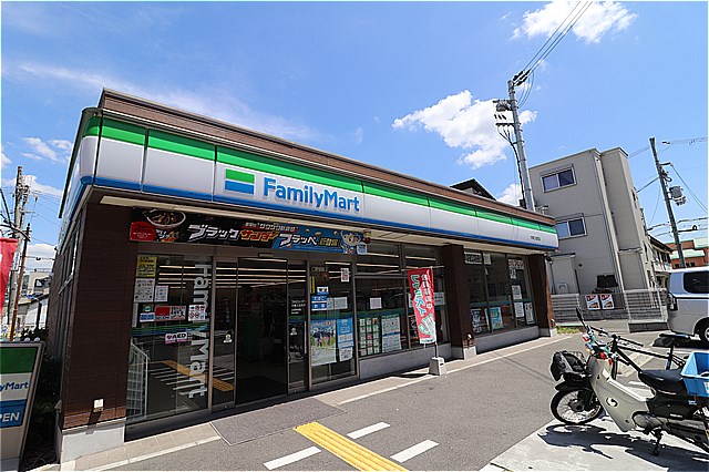 コンビニ　ファミリーマート大東三住町店（コンビニ）まで385m