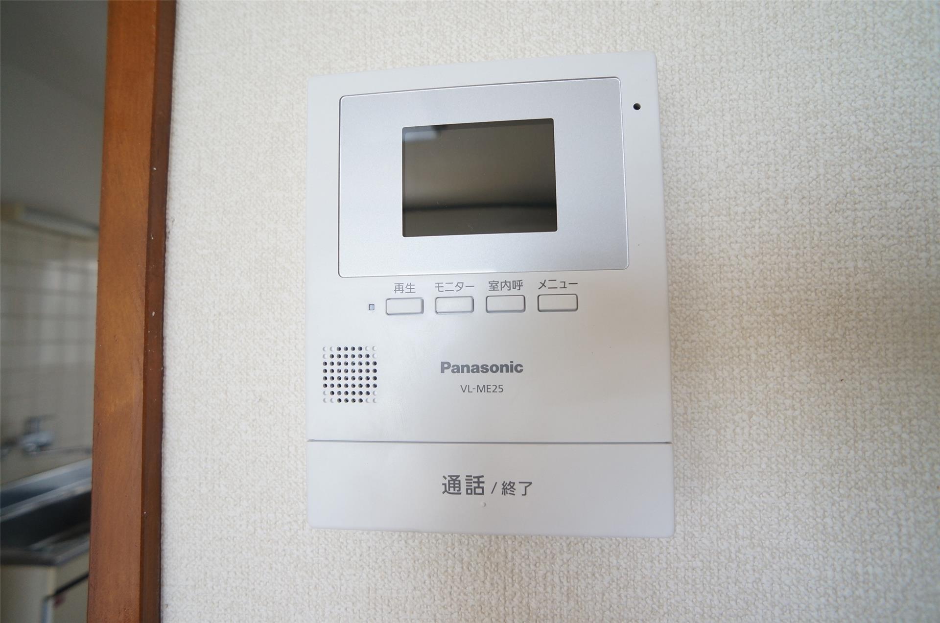 セキュリティ　モニター付きのドアホンで、来客を確認できます。