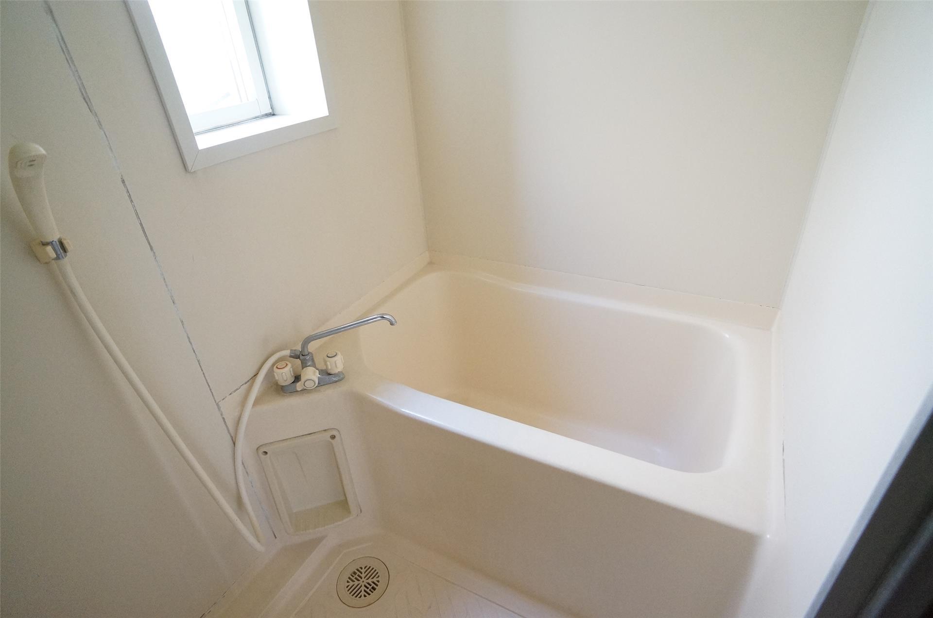 バス・シャワールーム　浴室に窓があります。