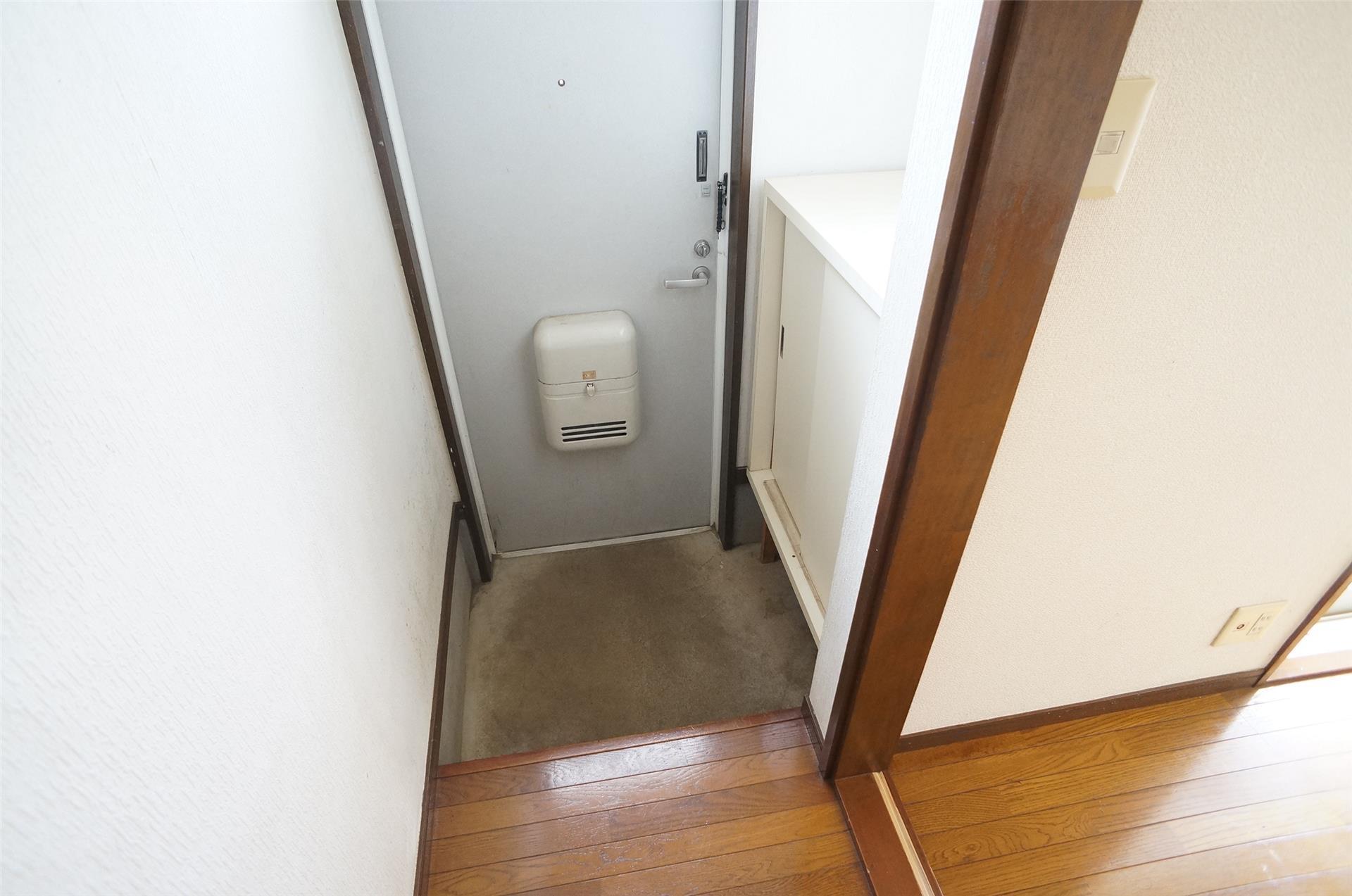 玄関　玄関です。ドアに郵便受けが付いています。