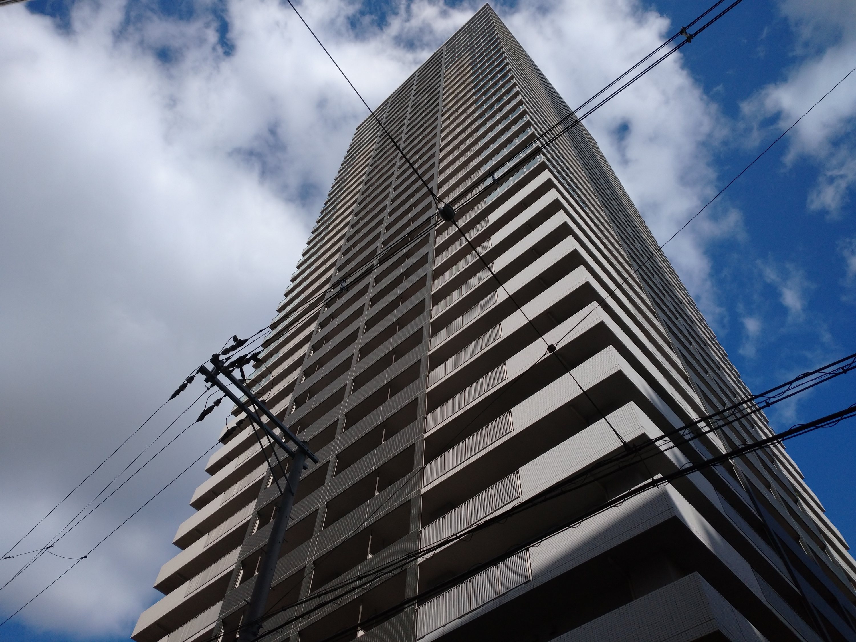 ローレルタワー梅田の建物外観