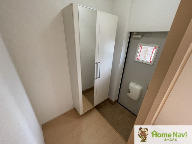 玄関　大きな収納で荷物もすっきり片付きます。