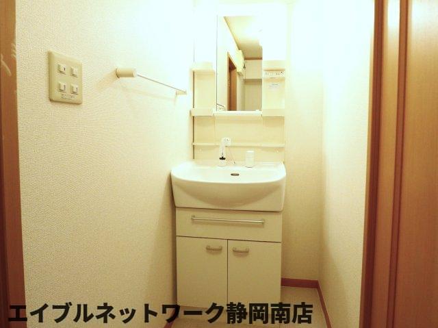 洗面設備　ゆったりとスペースのある洗面所