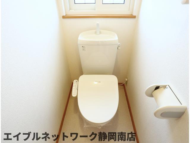 トイレ　落ち着いた色調のトイレです