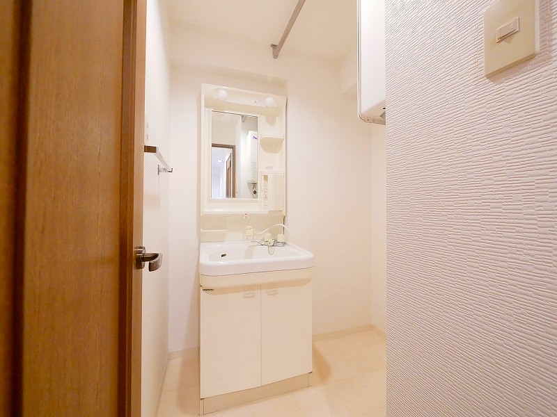 洗面設備　忙しい朝にうれしいシャンプードレッサー付きです♪