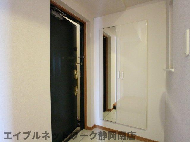 玄関　収納もある玄関です