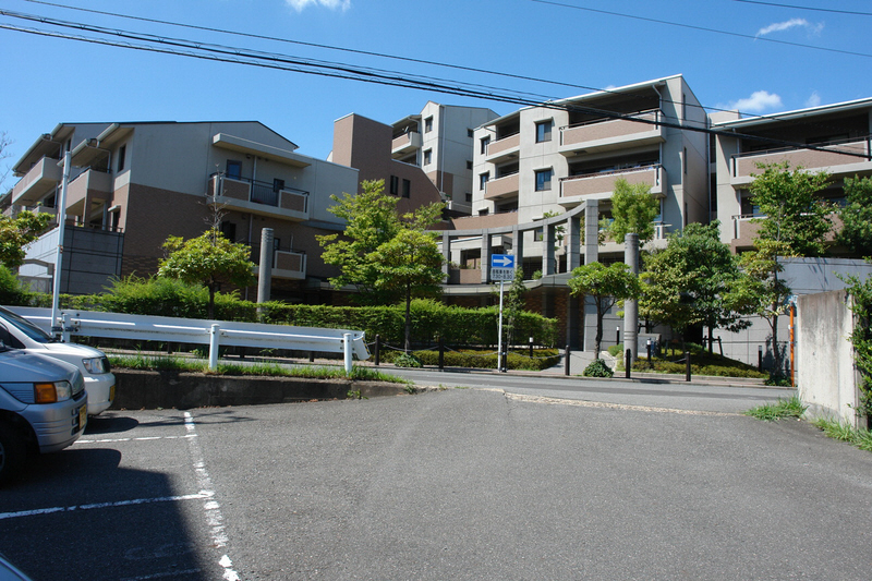 奈良市学園新田町のマンションの建物外観