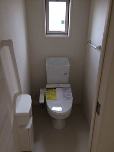 トイレ　※同物件の別のお部屋の写真です（間取り反転）