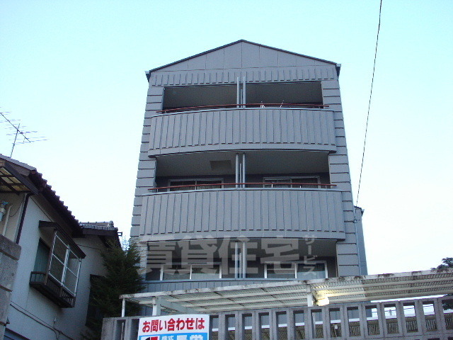 京都市山科区御陵中筋町のマンションの建物外観