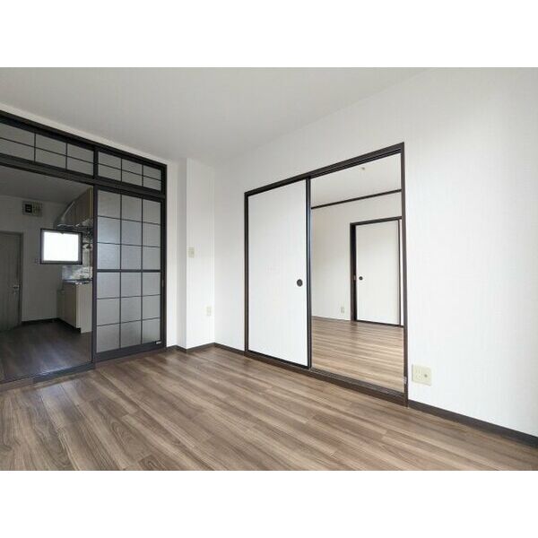 洗面設備　6帖の洋室が3部屋ございます。