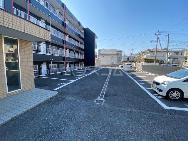 【伊勢原市東大竹のマンションの駐車場】