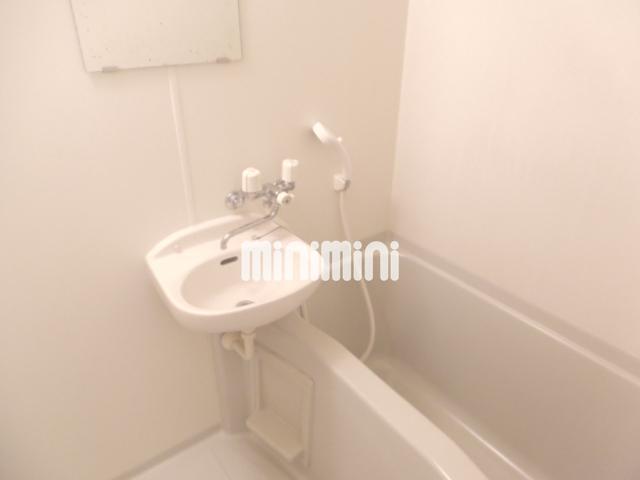 バス・シャワールーム　ミニ洗面台付きのお風呂です。