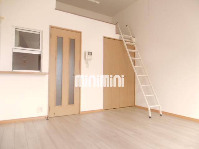 その他　ドア脇に小窓が付いておりキッチンから物を出せます。