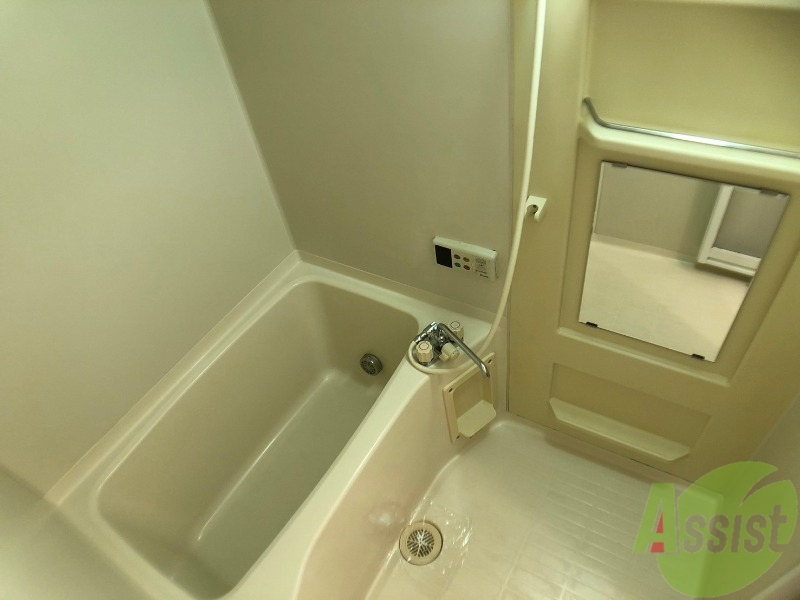 バス・シャワールーム　こちらはバスルームになります。追い焚き機能付です。
