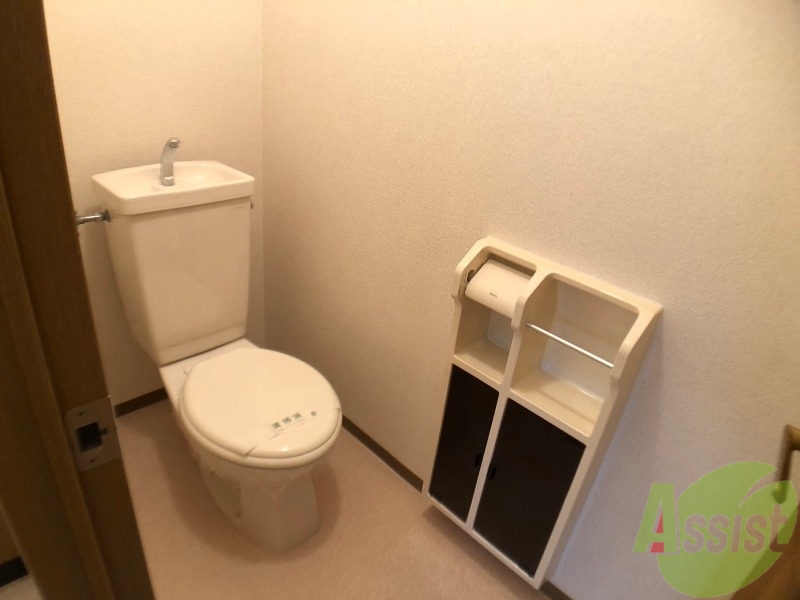 トイレ　こちらはトイレになります。収納もございます。