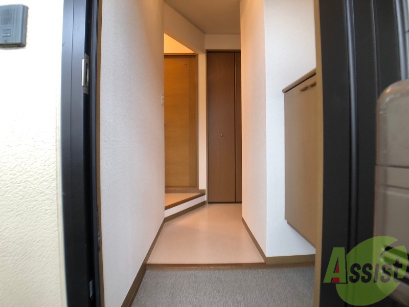 玄関　こちらは玄関になります。照明設備もございます。