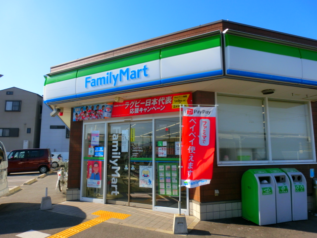 コンビニ　ファミリーマート（コンビニ）まで973m