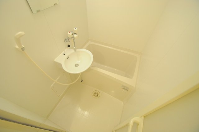 洗面設備　写真は別室のものです。