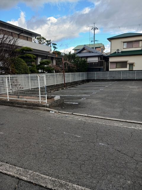 【和歌山市有家のアパートの駐車場】