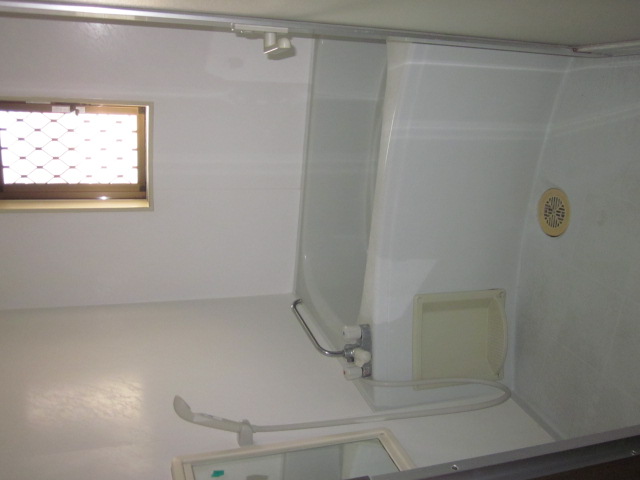 バス・シャワールーム　お風呂に窓があります。※他室参照