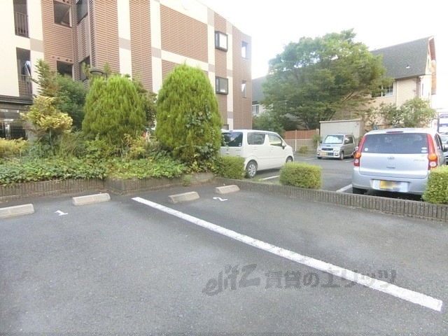 【京田辺市草内一ノ坪のマンションの駐車場】