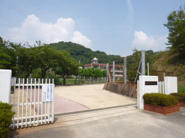 小学校　霞丘小学校（小学校）まで479m