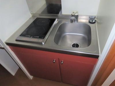 キッチン　2口の電気コンロまたはIHコンロとなります