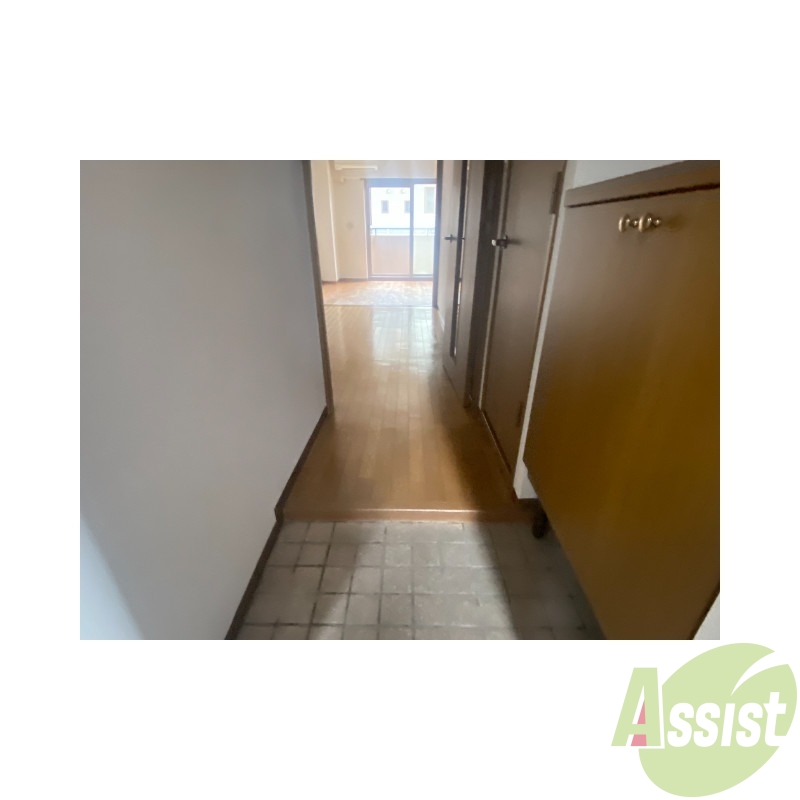 玄関　玄関からは、すぐにお部屋が見えないの安心ですね。