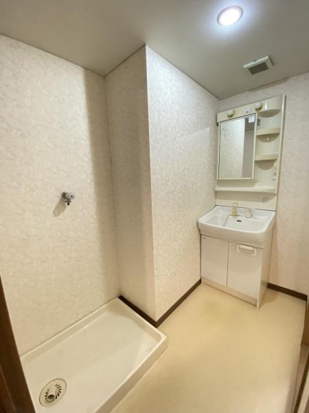 洗面設備　脱衣所です！洗濯機置場もあります☆