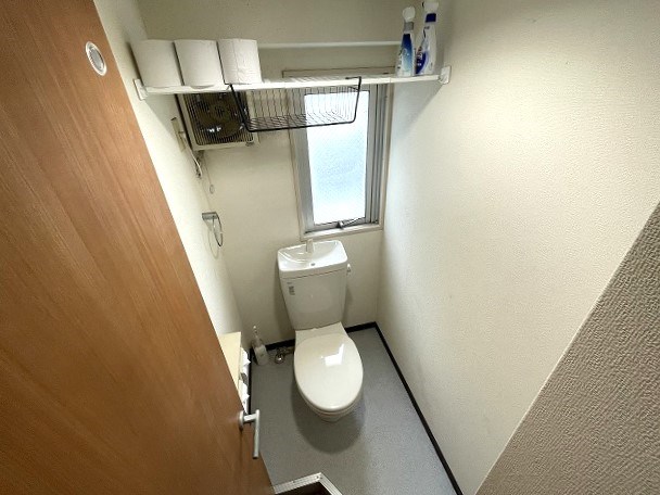 トイレ　共用トイレ。2階・3階に各1つございます。