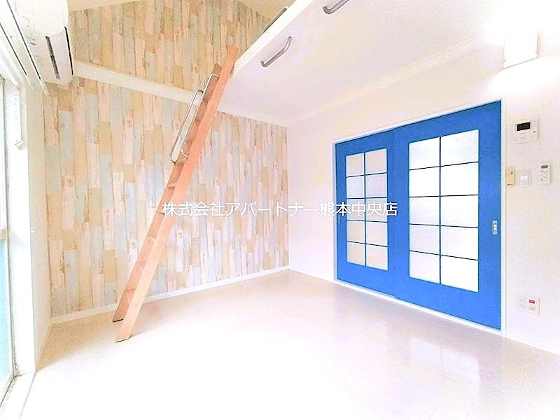 居室・リビング　カラークロスがオシャレなお部屋です☆